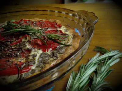 Открытый пирог с томатами козьим сыром и шалфеем