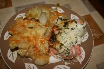 Рыба под сливочно-сырным соусом и картошка запечёная с сыром