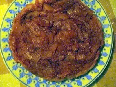 Пирог из яблок, покрытый слоеным тестом.