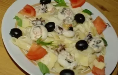 Маленькие каракатицы, фаршированные оливками и помидорами, в сливочно-винном соусе
