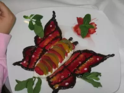 Десерт бабочка с фруктами