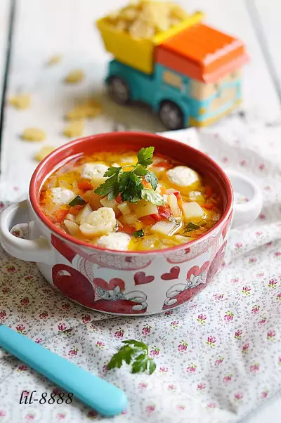 Суп с куриными фрикадельками, овощами и пастой