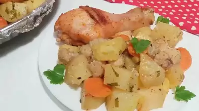 Куриные голени с овощами в духовке.