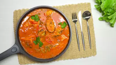 Рыба тушеная в томатном соусе с овощами