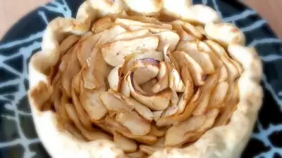 Яблочный пирог роза