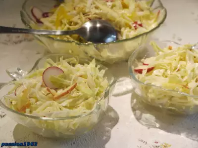 Салат из капусты с яблоком редиской и конфитюрной заправкой