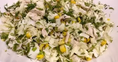 Полезный и легкий салат с пекинской капустой, курицей и кукурузой