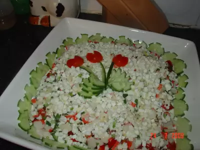 Салат овощной с крабовыми палочками и брынзой
