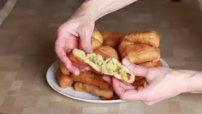 Жареные пирожки с картошкой и грибами