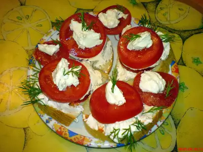 Бутерброды с брынзой и помидорами