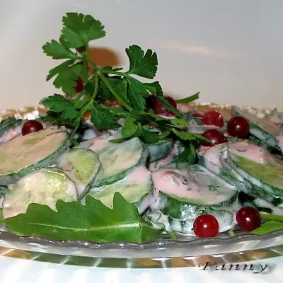 Салат из огурцов с бруснично-медовой заправкой
