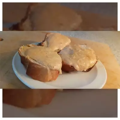 Бутерброды с соусом под сыром.