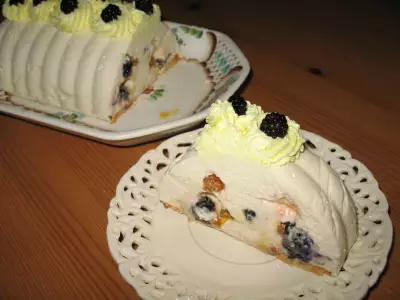 Сырно творожный десерт с ежевикой и морошкой