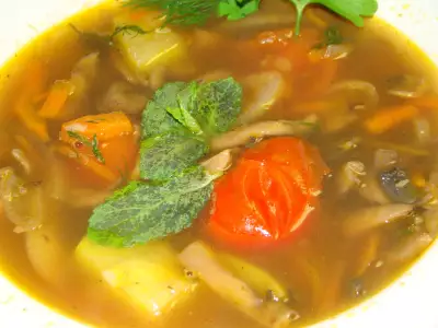 Суп грибной с овощами.