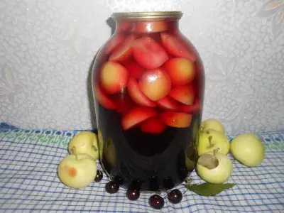 Яблочный компот на вишневом сиропе