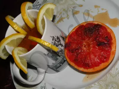 Грейпфрут, запеченный под карамельной корочкой.