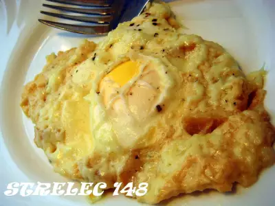 Яйца в топлёном молоке с белым хлебом и моцареллой