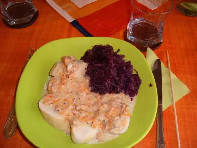 Vadas hús-мясо по охотничьи со сметаной с кнедли и  с тушеной капустой
