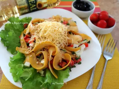 Салат из маринованной тыквы с овощами, сырами и орехами
