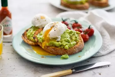 Бутерброды с авокадо и яйцом-пашот к завтраку