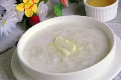 Молочный суп с вермишелью и маслом для ребенка
