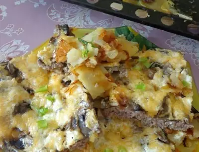 Мясная запеканка с грибами, картофелем и сыром