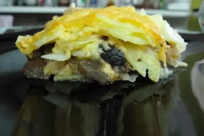 Картофельная запеканка с грибами, сыром и тимьяном