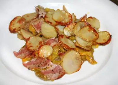 Запеченный картофель с беконом и болгарским перцем