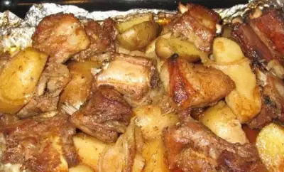 Свиные ребрышки с картошкой и специями в духовке