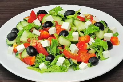 Греческий салат с заправкой из виноградного уксуса