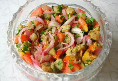 Салат из баклажанов и помидоров с луком и чесноком