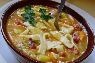 Фасолевый суп с колбасой и  домашней лапшой