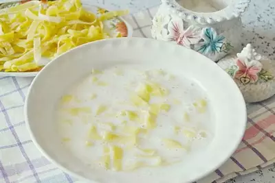 Молочный суп с вермишелью и картофелем без сахара