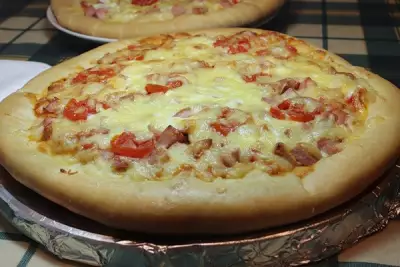 Пицца с колбасой и сыром из дрожжевого теста