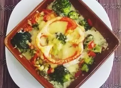 Белая рыба с овощами в сливочном соусе