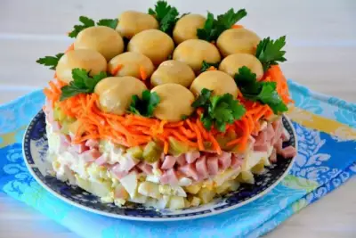 Салат лесная поляна с копченой курицей и картофелем