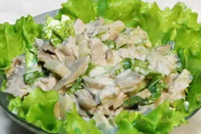 Блинный салат с курицей и грушей