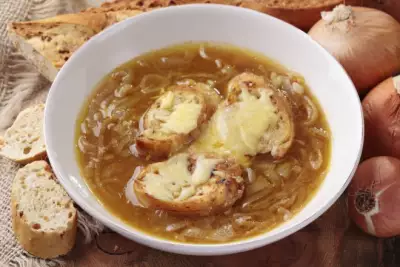 Французский луковый суп в мультиварке с чесночными гренками