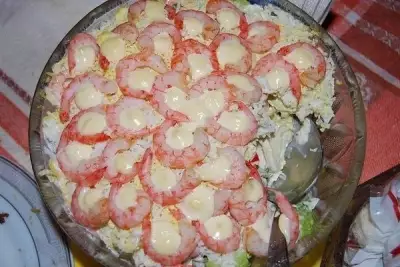 Праздничный салат с креветками и авокадо
