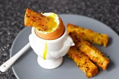 Яйцо с гренками к завтраку по-английски