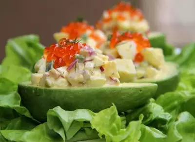 Салат с авокадо, крабовыми палочками и сыром