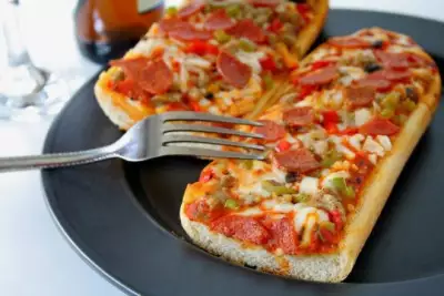 Ленивая пицца из батона с копченой колбасой