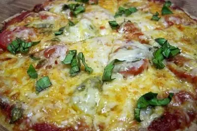 Вегетарианская пицца с шампиньонами и сыром