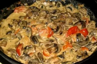 Сливочно-грибной соус с помидорами черри