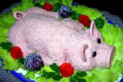 Салат свинка со свининой маринованными огурцами и орехами