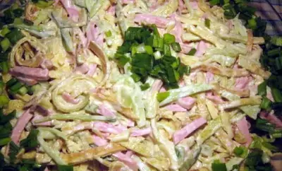 Блинный салат с колбасой и огурцами