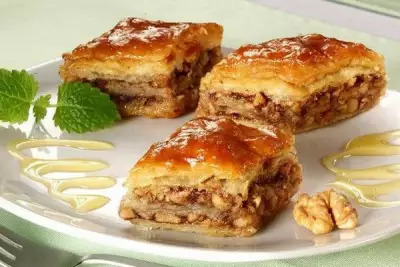 Медовая пахлава с грецкими орехами и миндалем