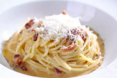 Спагетти карбонара с сыром пекорино и беконом