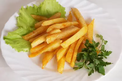 Пикантный картофель фри в духовке без масла