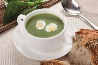 Шпинатный крем-суп с перепелиными яйцами